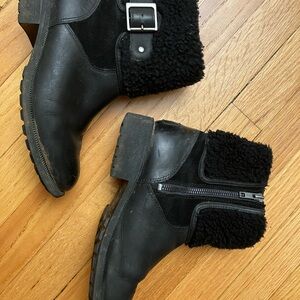 UGG Sz 7 Black Shearling Boots
